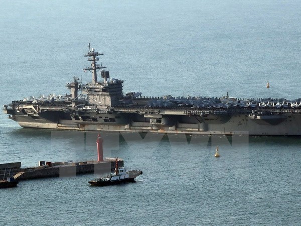 Tàu sân bay USS Carl Vinson tới cảng Busan Hàn Quốc ngày 15/3. (Nguồn: YONHAP/TTXVN) 