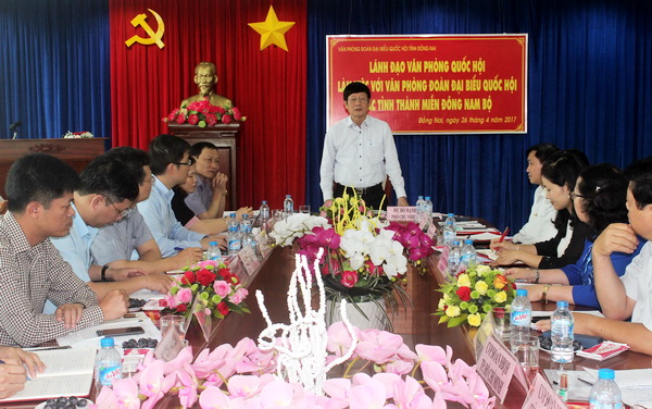 Ông Đỗ Mạnh Hùng, Phó Chủ nhiệm Văn phòng Quốc hội trao đổi tại buổi làm việc