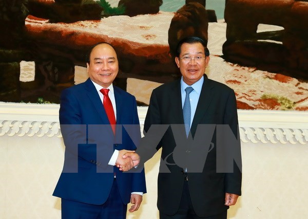 Prime Minister Nguyen Xuan Phuc (L) and his Cambodian counterpart Samdech Techo Hun Sen