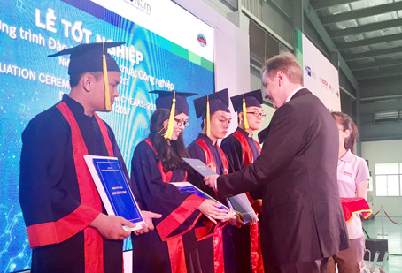 Học viên Trung tâm đào tạo nghề kỹ thuật công nghiệp nhận bằng tốt nghiệp.