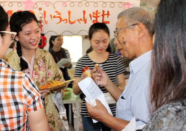 Hình: Sinh viên ngành Nhật Bản học Trường đại học Lạc Hồng trao đổi với giảng viên người Nhật Bản giảng dạy tại trường. (Ảnh: Thùy Dương)