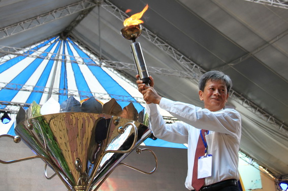 Chủ tịch Liên đoàn Lao động tỉnh Huỳnh Tấn Kiệt thắp ngọn lửa được các công nhân nòng cốt lấy từ Văn miếu Trấn Biên châm lên ngọn đuốc chính thức phát động Tháng công nhân năm 2017