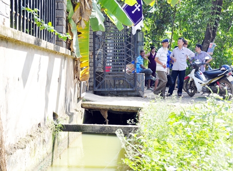 Vị trí bé Lê Nguyễn Anh Trúc bị rơi xuống và tử vong.