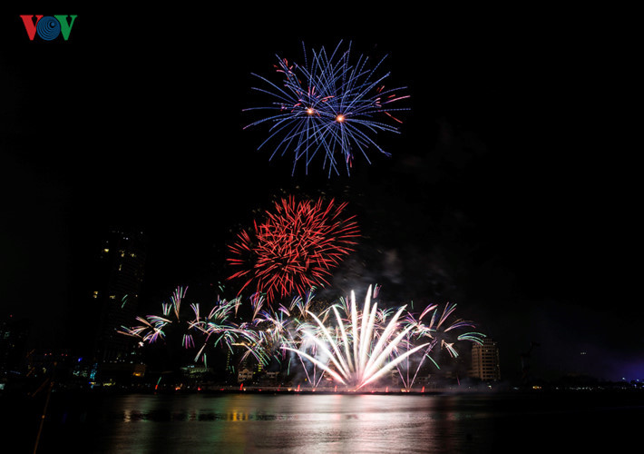 Fireworks of various shapes and colours presented kaleidoscopic scenery, working wonders in the sky over the Han River.