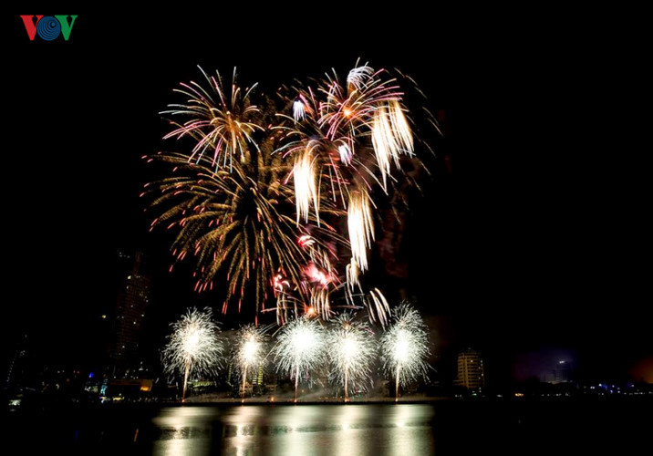 The grand evening of fireworks that made the holiday of the working people strikingly manifested once again the indomitable spirit and steadfast faith of the workers of Vietnam.