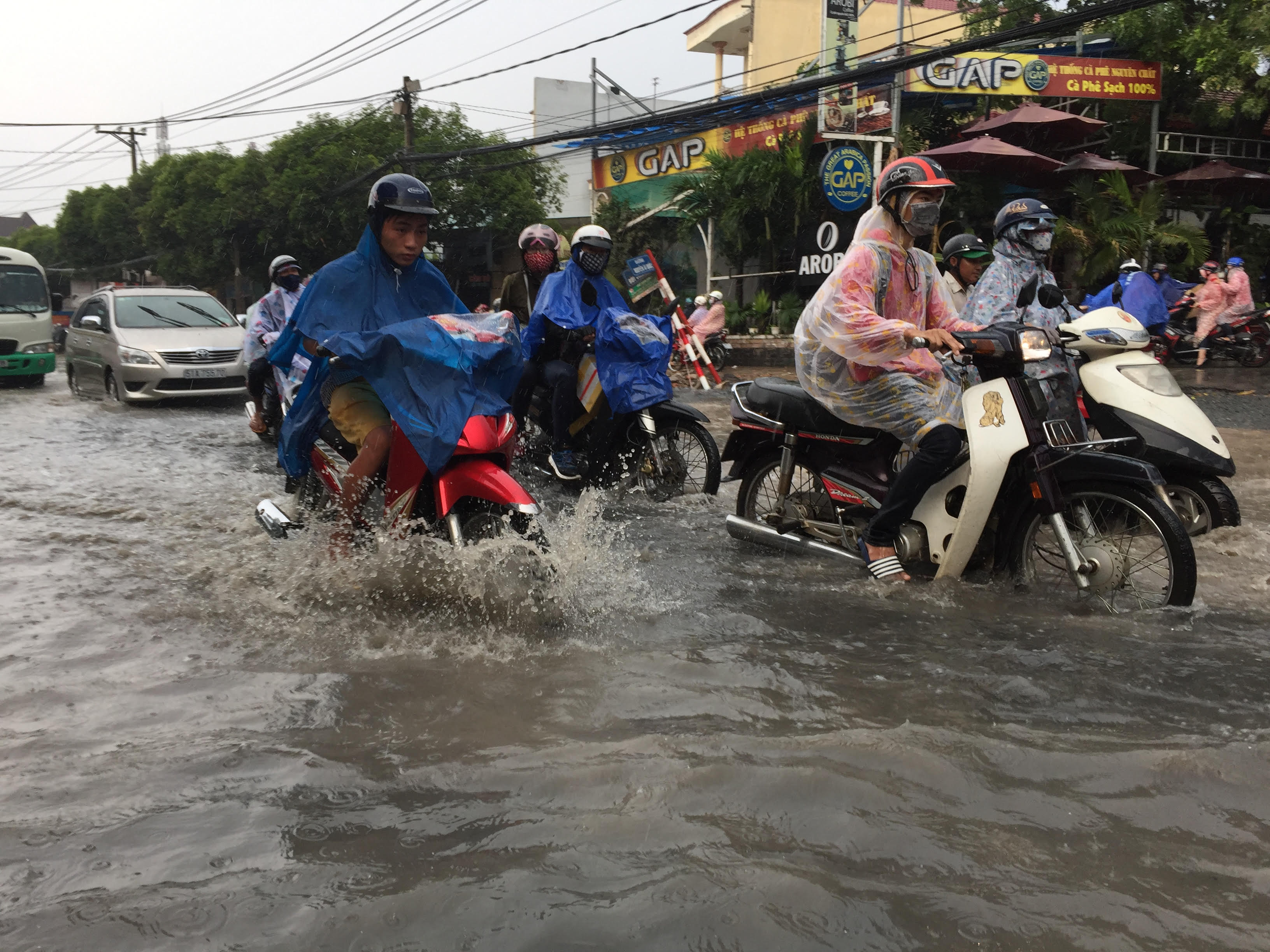 Nước mưa ngập ngang bánh xe máy