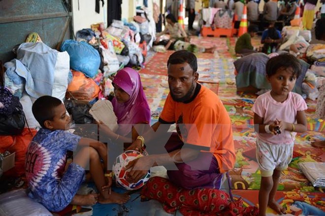 Người di cư Rohingya từ Myanmar tại cảng Langsa ở Aceh, Indonesia ngày 18/5/2015 khi được đưa vào bờ sau nhiều ngày lênh đênh trên biển. (Nguồn: AFP/TTXVN)