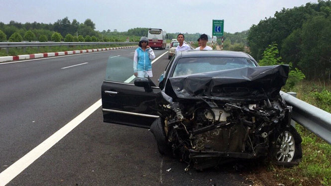 Six in hospital after two accidents on expressway near HCM city