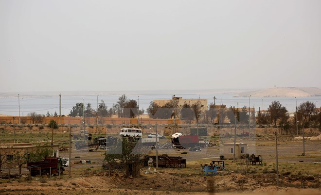 Các phương tiện bị hư hại sau cuộc giao tranh giữa SDF và phiến quân IS ở Tabqa ngày 30/4. (Nguồn: AFP/TTXVN)