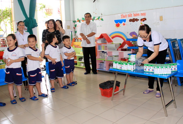 Đồng chí Trần Văn Tư quan sát giờ phát sữa cho học sinh tại Trường mần non Măn Non