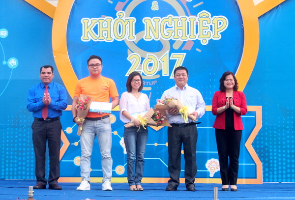Phó chủ tịch UBND tỉnh Nguyễn Hòa Hiệp (bìa phải) và Bí thư Tỉnh đoàn Nguyễn Cao Cường (bìa trái) tặng hoa tri ân các đơn vị tài trợ