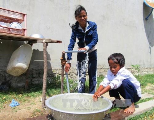 Children of the Raglai ethnic group in central Ninh Thuận Province wash their hands with clean domestic water. — VNA/VNS Photo Nguyễn Thành  Read more at http://vietnamnews.vn/society/375927/public-funds-vital-for-clean-water.html#xCiaTqoLSkoHTBZ2.99