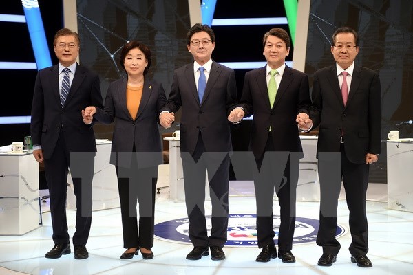 Các ứng cử viên Tổng thống Hàn Quốc (từ trái sang) Moon Jae-In, Sim Sang-Jung, Yoo Seung-Min, Ahn Cheol-Soo và Hong Joon-Pyo chụp ảnh chung trước buổi tranh luận trực tiếp trên truyền hình. (Nguồn: AFP/TTXVN)
