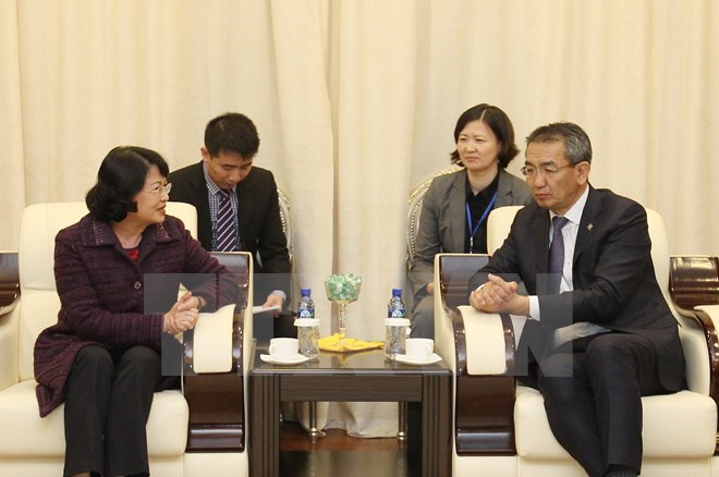 Mongolian Foreign Minister Tsend Munkh Orgil (R) welcomes Vietnamese Vice President  Dang Thi Ngoc Thinh at Chinggis Khan international airport