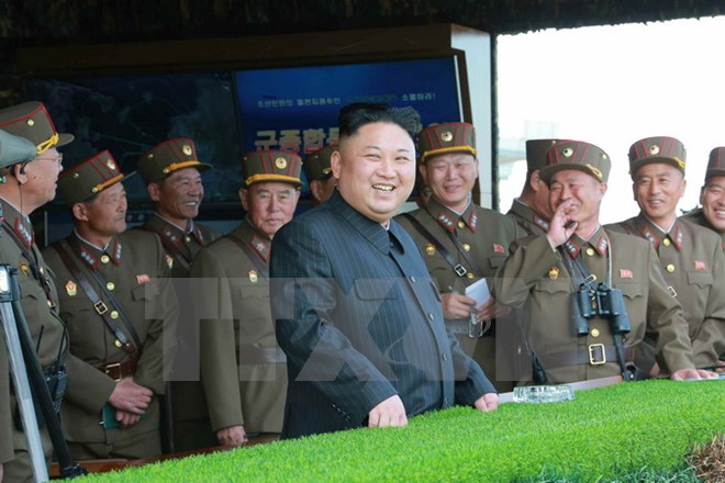  Nhà lãnh đạo Triều Tiên Kim Jong-un kiểm tra một cuộc tập trận bắn đạn thật nhân dịp kỷ niệm 85 năm ngày thành lập Quân đội Nhân dân Triều Tiên. (Nguồn: Yonhap/TTXVN)