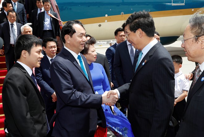 President arrives in Beijing, beginning State visit to China
