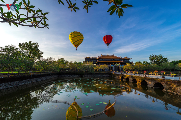 The 2nd International Hot Air Balloon Festival 2017 was held under the framework of the Hue Traditional Craft Festival, drawing 10 teams from the Netherlands, Belgium, Australia, Thailand, France, Malaysia, the Republic of Korea, Switzerland, Japan and host Vietnam