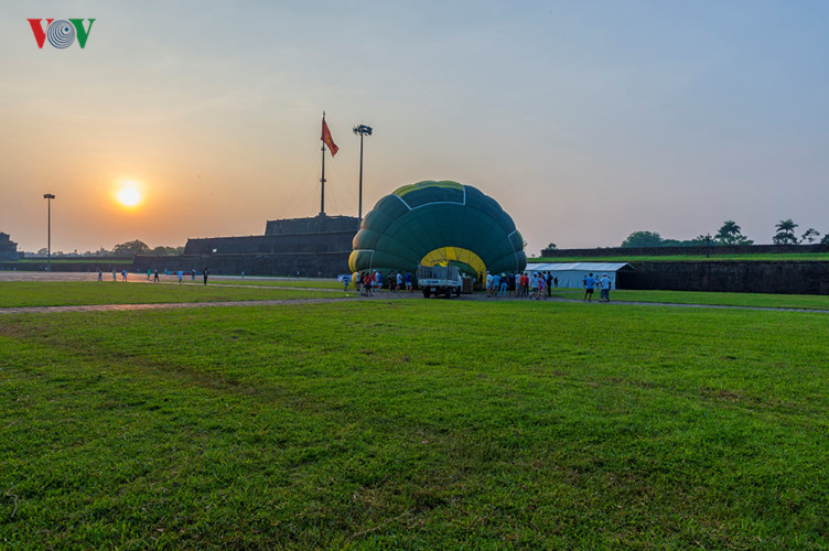 Visitors can enjoy the overview of the Imperial Citadel, relics of Ky Dai and Ngo Mon as well as the province’s landscape from the hot-air balloons