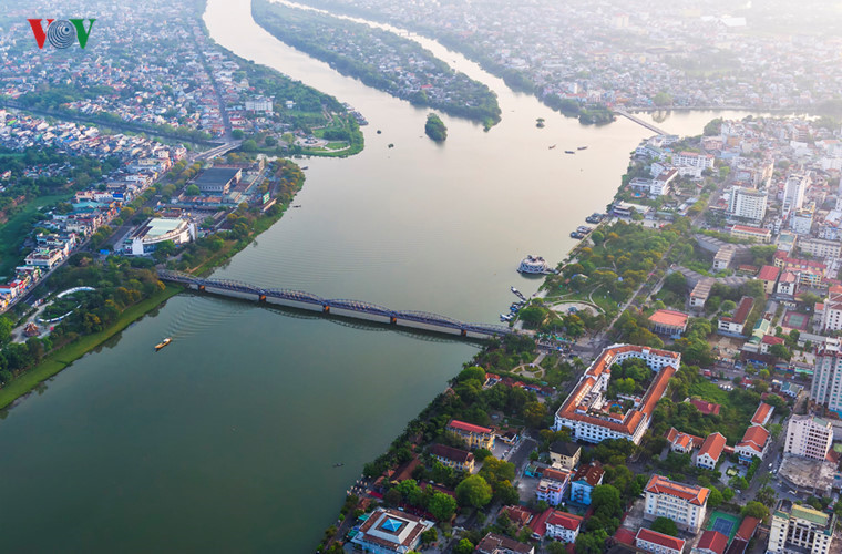 Truong Tien Bridge and Hen Islet are famous tourist attractions