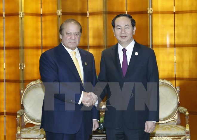 President Tran Dai Quang (R) and Pakistani Prime Minister Nawar Sharif 