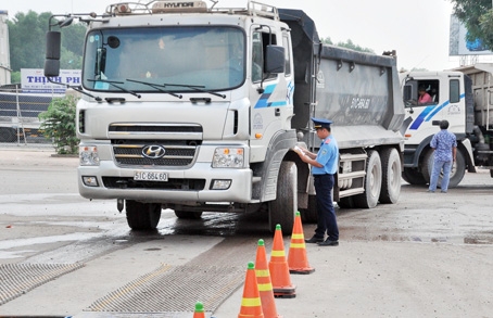 Lực lượng thanh tra giao thông kiểm tra xe tải ben chở vật liệu xây dựng trên đường Võ Nguyên Giáp sau khi trạm cân lưu động được đưa về đây.