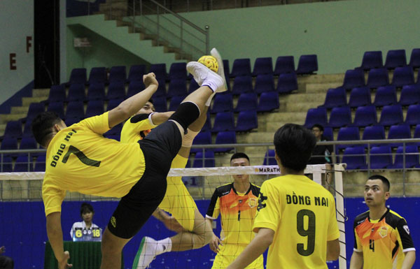 Pha tấn công của nam Đồng Nai (áo vàng) trong trận thua nam Hà Nội 0-2