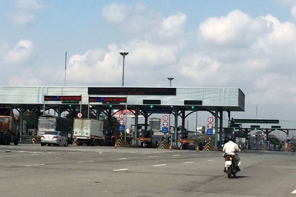 The toll gate of New Dong Nai Bridge. The Ministry of Transport has shortened the tolling duration of 13 build-operate-transfer (BOT) road projects including New Dong Nai Bridge - PHOTO: LE ANH