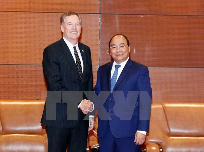 PM Nguyen Xuan Phuc (R) and his guest (