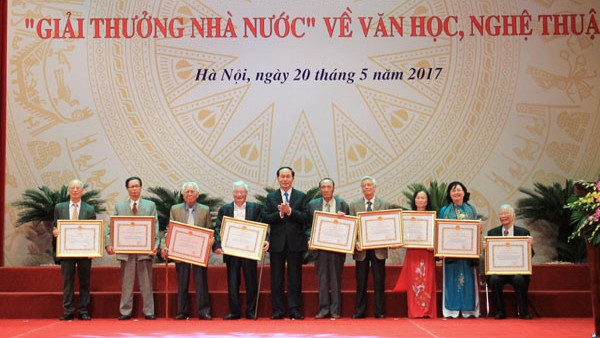 President Tran Dai Quang presents the 2017 Ho Chi Minh Award and the State Award on literature and arts for outstanding authors in Hanoi on May 20. (Credit: VOV)