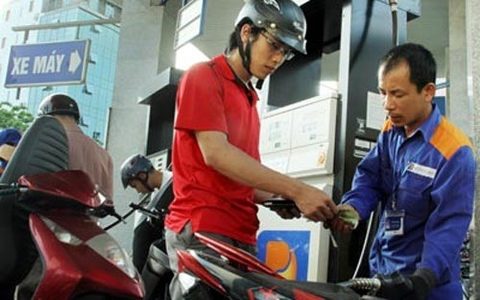 The Ministry of Industry and Trade and the Ministry of Finance on Saturday decided to reduce retail selling petrol prices. — Photo petrolimex.com.vn