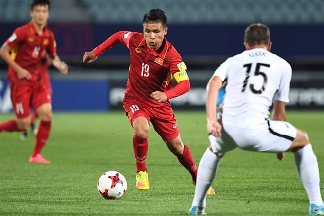 Captain Nguyen Quang Hai of Vietnam (left) tries to pass Kiwi player Reese Cox during their U20 World Cup in the Republic of Korea on May 22 (Photo: VNA)