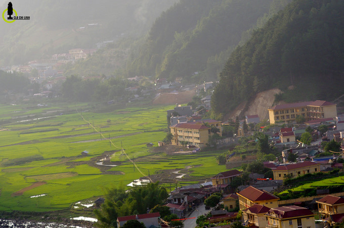 Coming to Mang Mu in the rice harvest season (September-October) and pour water season (May-June ), visitors can enjoy terraced fields as a masterpiece of the Mong ethnic minority.