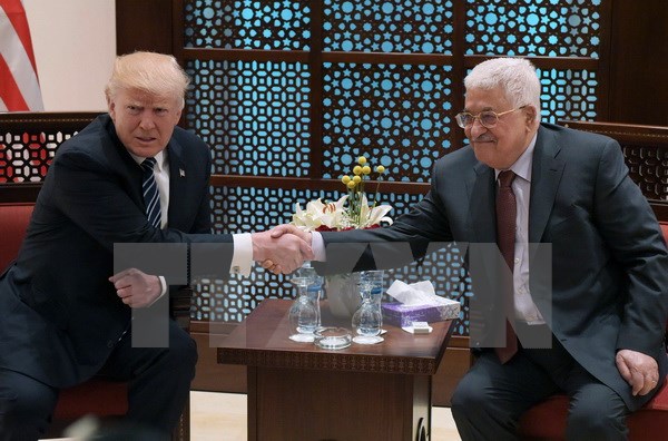 Tổng thống Mỹ Donald Trump (trái) và người đồng cấp Palestine Mahmoud Abbas tại cuộc hội đàm ở Bethlehem. (Nguồn: AFP/TTXVN)