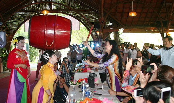 Festive fun: A performance of bóng rỗi by a HCM City troupe during the Bóng Rỗi Festival in Đồng Nai Province on May 22. Photo: baodongnai.com.vn  Read more at http://vietnamnews.vn/life-style/377039/the-quest-to-preserve-bong-roi.html#4w7mVACG7j1Q5f1i.99