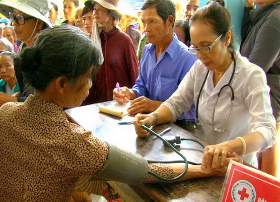 (ĐN)- On May 14, Dong Nai Red Cross Association in cooperation with Xuan Hung commune People’s Committee presented gifts valued at VND130,000 and provided free medical check-ups and medicines to 300 local poor and ethnic minority people.