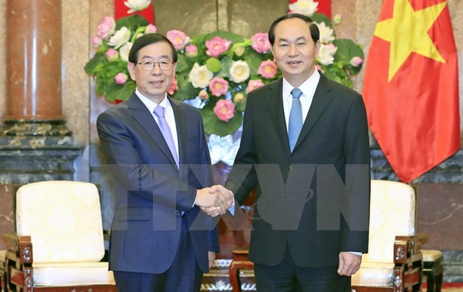 President Tran Dai Quang (R) receives Park Won-soon, Special Envoy of the RoK’s President Moon Jae-in, on May 25