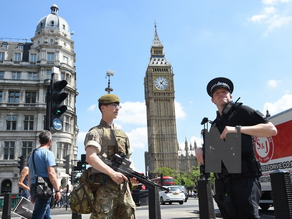 Cảnh sát Anh gác bên ngoài tòa nhà Quốc hội ở London ngày 25/5. (Ảnh: EPA/TTXVN)