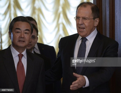 Ngoại trưởng Trung Quốc Vương Nghị (trái) và người đồng cấp Nga Sergei Lavrov. (Nguồn:AFP/Getty Images)