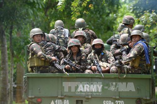 Quân đội Philippines trong chiến dịch truy quét phiến quân Hồi giáo tại thành phố Marawi ngày 25/5. Ảnh: AFP/TTXVN