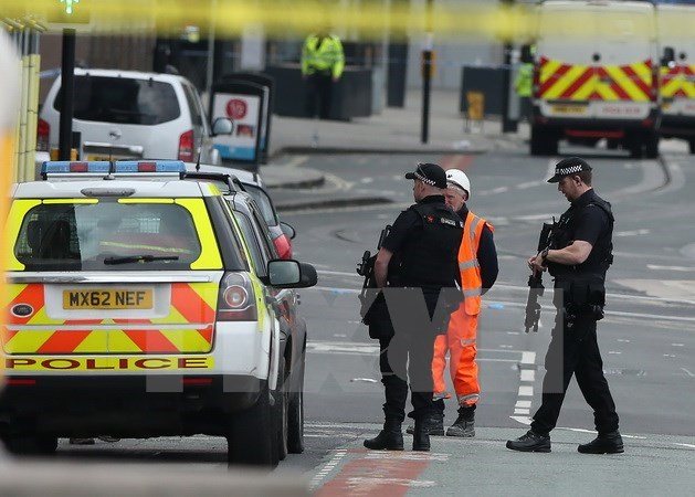 Cảnh sát có vũ trang Anh tuần tra tại khu vực Manchester Arena sau vụ tấn công ngày 23/5. (Nguồn: EPA/TTXVN)