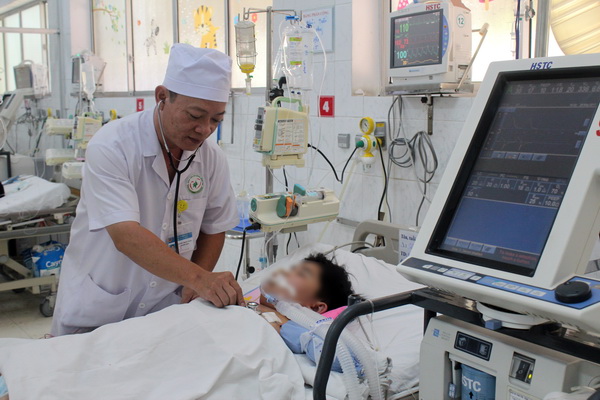Cấp cứu kịp thời 2 bệnh nhi bị sốt xuất huyết nặng