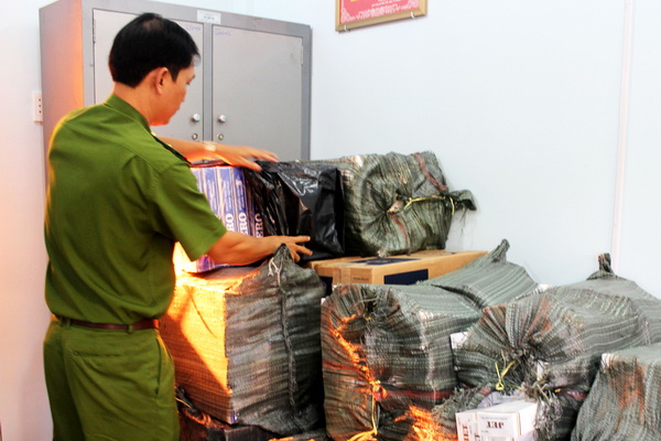 Lực lượng cảnh sát kinh tế (Công an Đồng Nai) tịch thu thuốc lá lậu. Ảnh: T. Danh