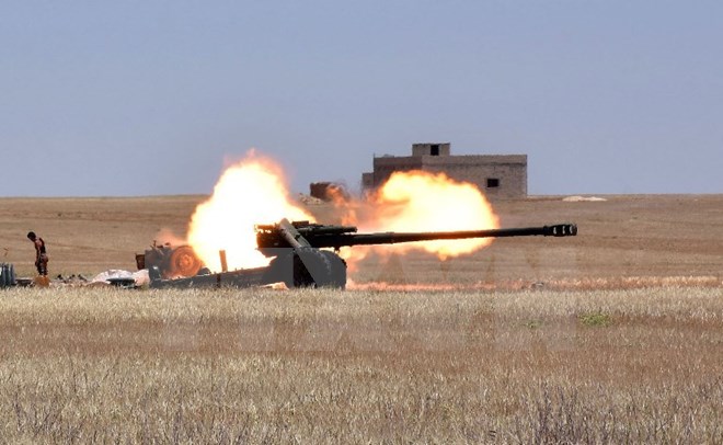 Binh sĩ quân đội Chính phủ Syria bắn pháo vào các mục tiêu của IS tại Maskana, phía đông Aleppo. (Nguồn: AFP/TTXVN)
