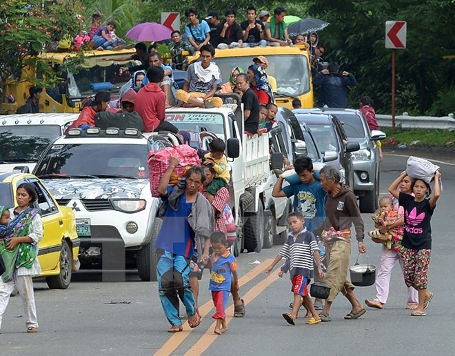 Người dân Philippines sơ tán do giao tranh ở thành phố Marawi ngày 26/5. (Nguồn: AFP/TTXVN)
