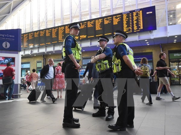 Cảnh sát Anh tuần tra tại nhà ga King Cross ở London ngày 25/5. (Ảnh: EPA/TTXVN)