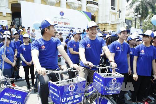 Participants ride bikes to advocate for a non-smoking life (Photo: VNA)