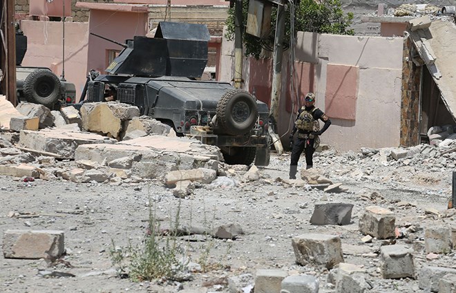 Binh sỹ Iraq tiến vào làng al-Saha, phía tây Mosul ngày 29/5. (Nguồn: THX/TTXVN)