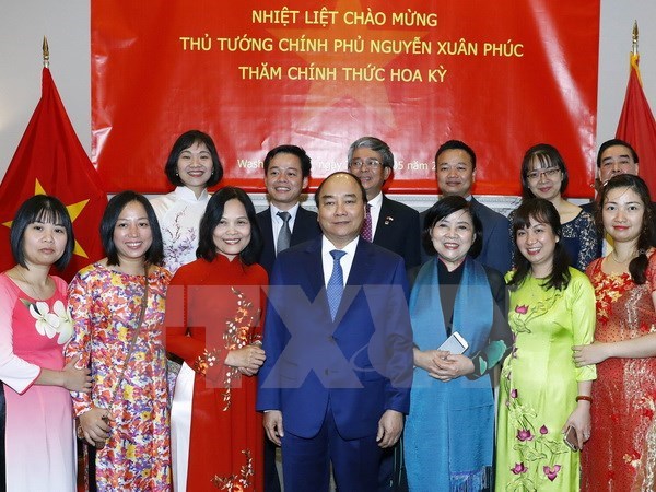 Prime Minister Nguyen Xuan Phuc (front, centre) and staff of the Vietnamese Embassy in the US pose for a photo