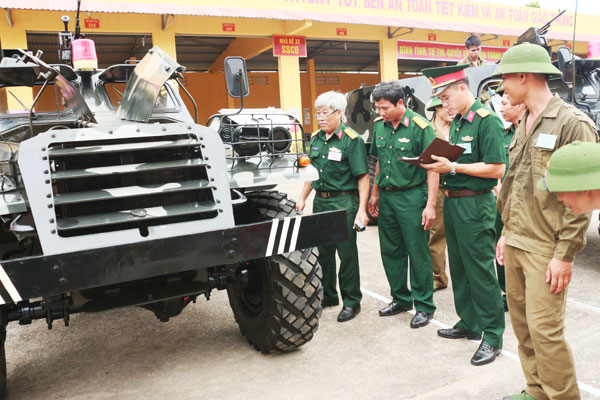 Ban giám khảo chấm điểm hội thi 