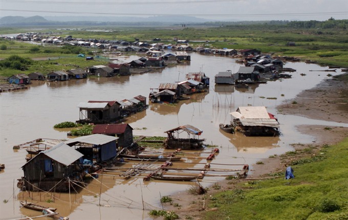 A view of La Ngà fishing village from upstream Đồng Nai River in the southern province of Đồng Nai. — VNA/VNS Photo Ngọc Hà  Read more at http://vietnamnews.vn/environment/377652/village-pollutes-river-with-illegal-fishing.html#crbeePg6D7mFrwUf.99